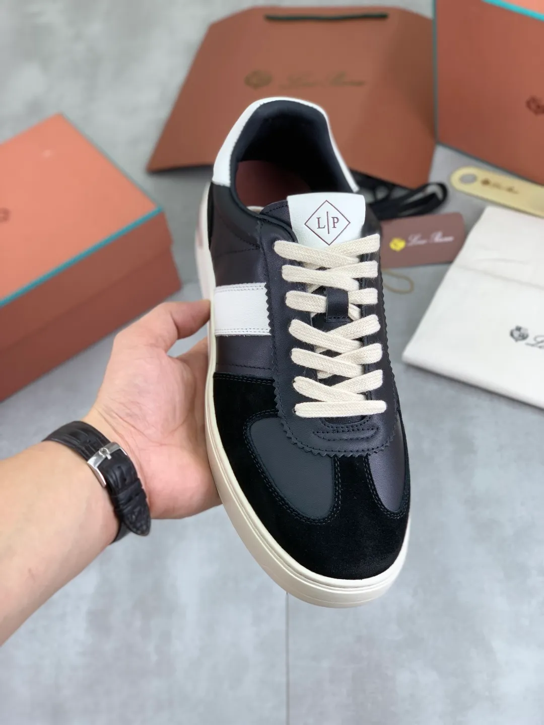 Men's men's shoes 💰P560 New style 💰High quality The latest casual shoes Loro Piana 💯Top grade💯Buy the original copy💯 Founded the existing Loro Piana company on April 24, 1924. It is now the sixth generation of family business, providing top quality products to customers who are discerning in taste and quality. Imported original fly woven fabric with cowhide fabric, plain calfskin lining. Hand-sewn thread with cowhide feet. Original packaging. Number of yards: 38-44 (customized for 45 and 46). 2️⃣ colors available.